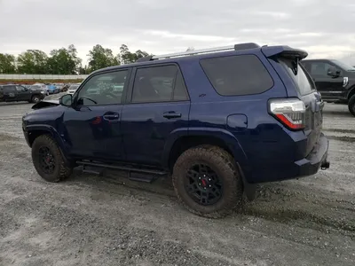 Фото Toyota 4Runner 2023 на заднем плане города