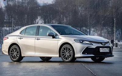 Фото Toyota Camry 2023 на фоне городской суеты