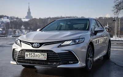 Фото Toyota Camry 2023 на скорости