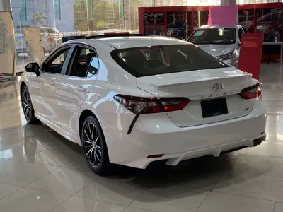 Фото Toyota Camry 2023 с уникальными деталями