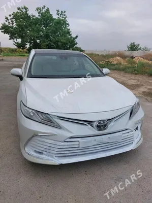 Изображения Toyota Camry 2023 на фоне города