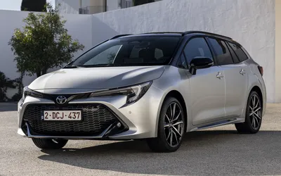 Фото Toyota Corolla 2023 на природе