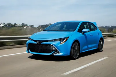 Фото Toyota Corolla Hatchback 2023 на дороге