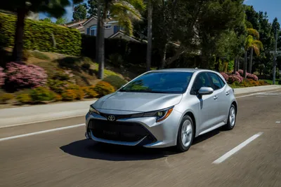 Фото Toyota Corolla Hatchback 2023 на фоне ночного города