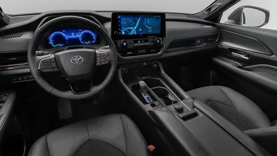 Фото Toyota Highlander 2023 на природе и в городской суете