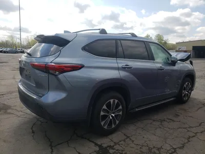 Toyota Highlander Hybrid 2023: фото в городской среде