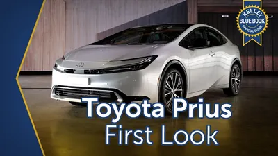 Фотографии Toyota Prius Prime 2023 в стиле гоночного автомобиля