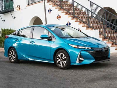 Новые фотографии Toyota Prius Prime 2023 в городском стиле