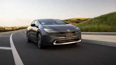 Фотографии Toyota Prius Prime 2023 в разных форматах