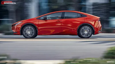 Фотографии Toyota Prius Prime 2023 на парковке