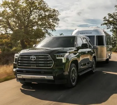 Фото Toyota Sequoia 2023 на фоне города