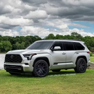 Фотографии Toyota Sequoia 2023 сзади