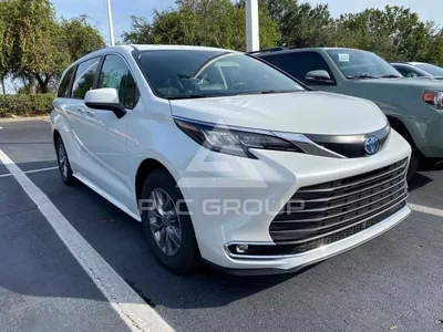 Изображения Toyota Sienna 2023 на дороге