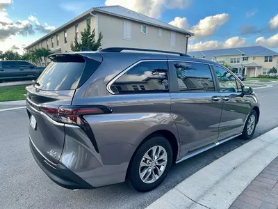 Фотографии Toyota Sienna 2023 в черно-белом стиле