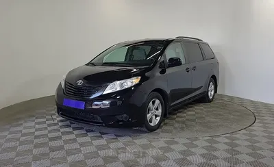 Toyota Sienna 2023: фото солнечным днем