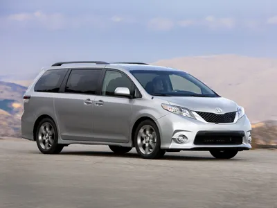 Фото Toyota Sienna 2023 на заднем плане города