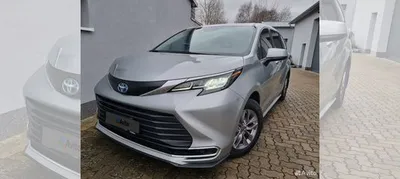 Фото Toyota Sienna 2023 на дороге