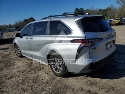 Toyota Sienna 2023: фото на парковке