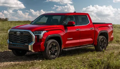 Фото Toyota Tundra 2023 на дороге