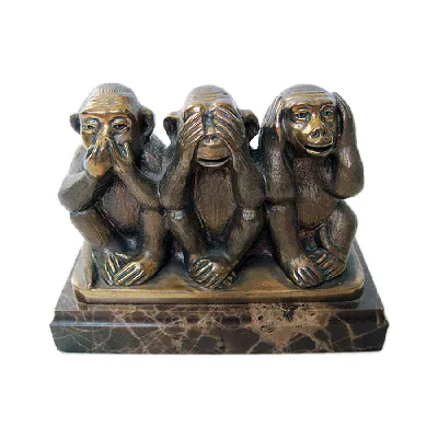 Семейный портрет в дикой природе: Три обезьяны на камере