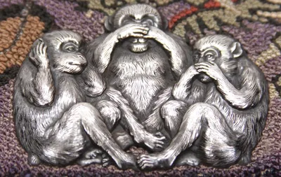 Увлекательная игра: Три обезьяны на фото в процессе развлечений