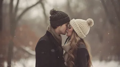 Целующиеся пары под зимним небом