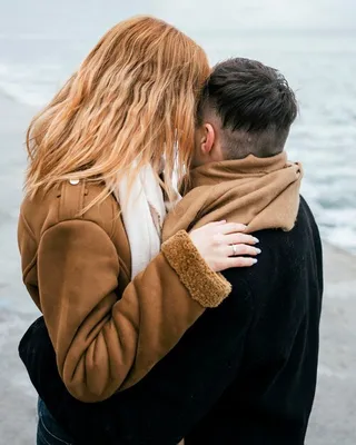 Фото зимних целующихся пар: выберите свой формат