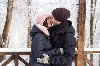 Фотографии целующихся пар под зимним солнцем