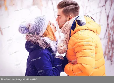 Фотографии целующихся пар с выбором формата