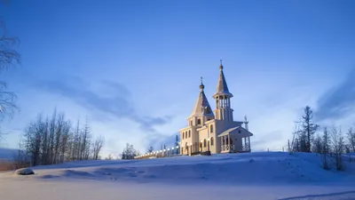 Зимняя красота: Церковь в снежном обрамлении