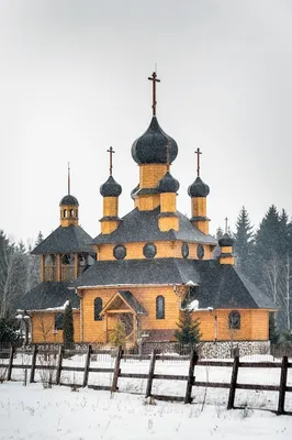 Заснеженная Церковь: Изысканная картина зимнего пейзажа