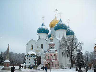 Зимний фотографический портрет: Церковь величественно в снегу