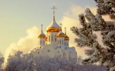 Зимнее волшебство: Церковь в лучах солнца