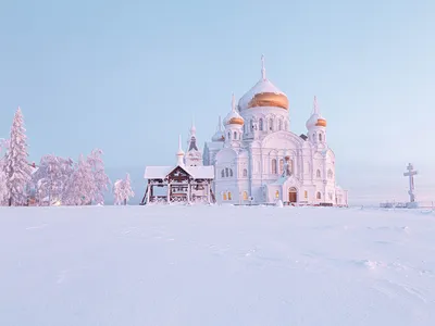 Зимний рай: Церковь на фоне заснеженной природы