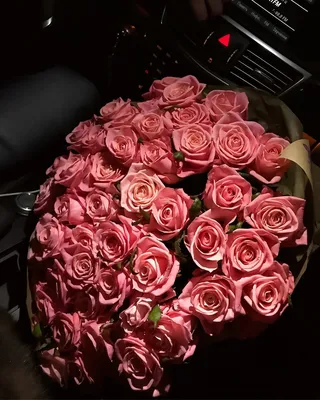 Фото: Обаятельные цветы в машине ночью