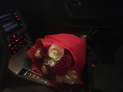 Фото: Цветы внутри машины после заката