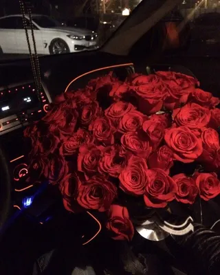 Фотография, показывающая живописные цветы в машине ночью