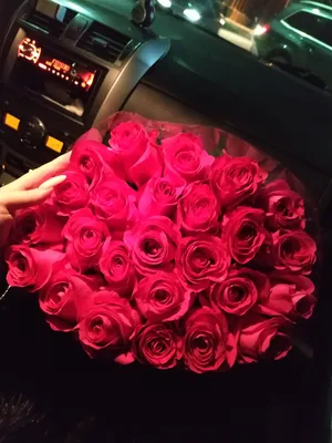 Картинка: Роскошные цветы в автомобиле ночью