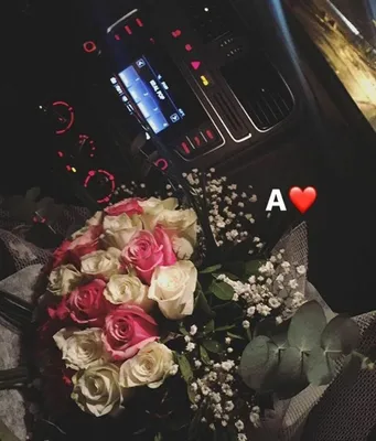 Фотография, иллюстрирующая цветы в машине поздно вечером