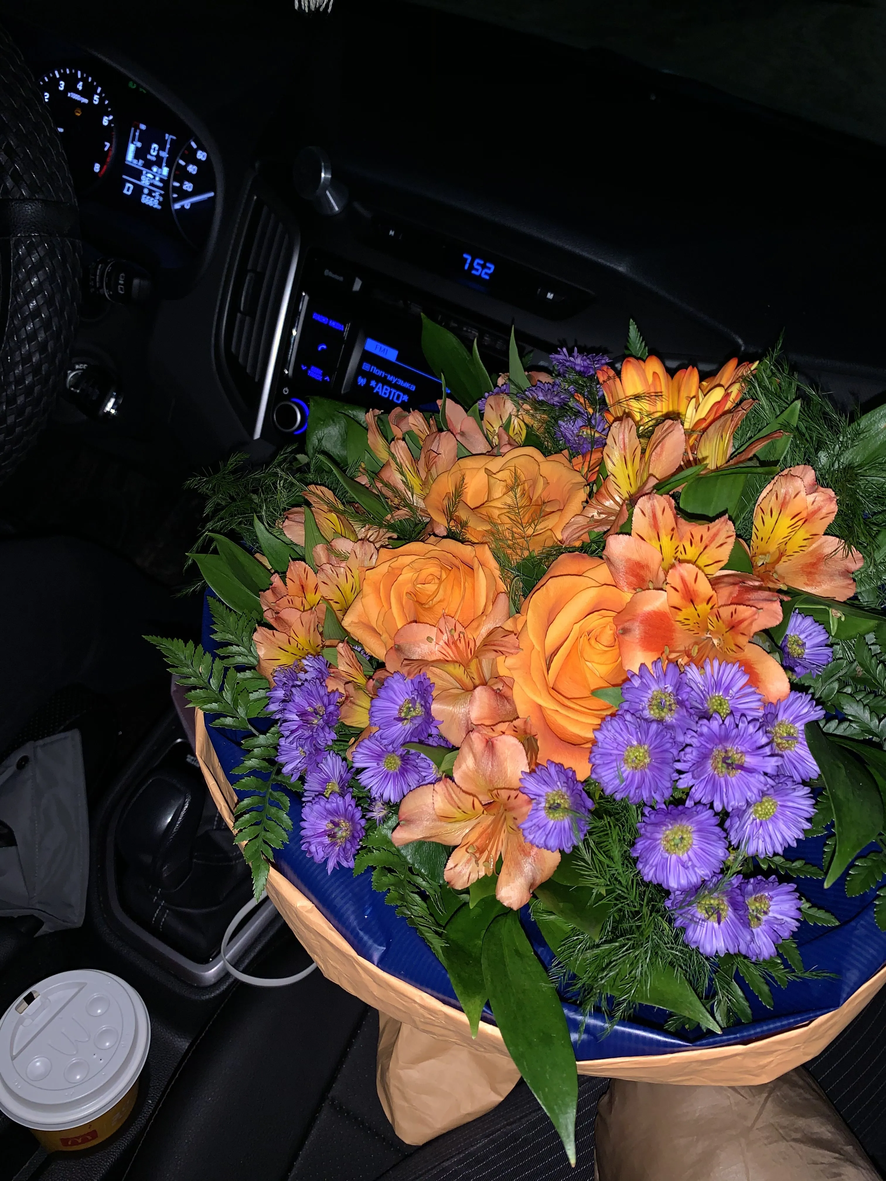 Букет цветов в машине (75 фото)