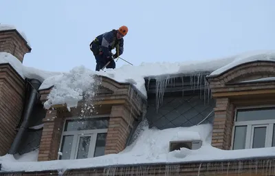 Вальс снега: Уборка крыш в захватывающих кадрах