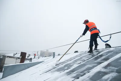 [76+] Уборка снега с крыш фото