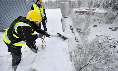 Зимние танцы: Фотографии процесса уборки снега на крышах