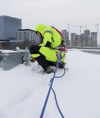 Ледяные водовороты: Уборка снега на крышах в впечатляющих снимках