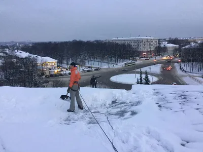 Снежные вершины: Уборка снега с крыш в уникальных фотографиях