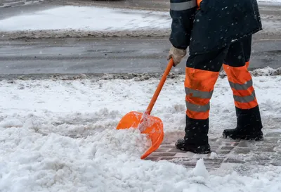 Зимний портрет: Уборка снега в объективе камеры