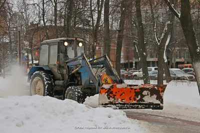 Фон с уборкой снега в парке