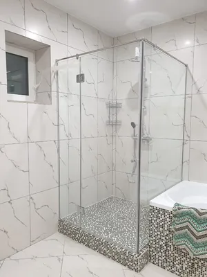 Вдохновляющие фото угловых душевых кабин с ванной: создайте уют в ванной