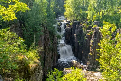 Рисунок Уковского водопада в стиле арт