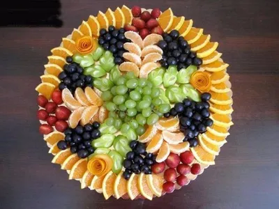 Изображение праздничного стола, оформленного фруктовым декором, готовое для скачивания